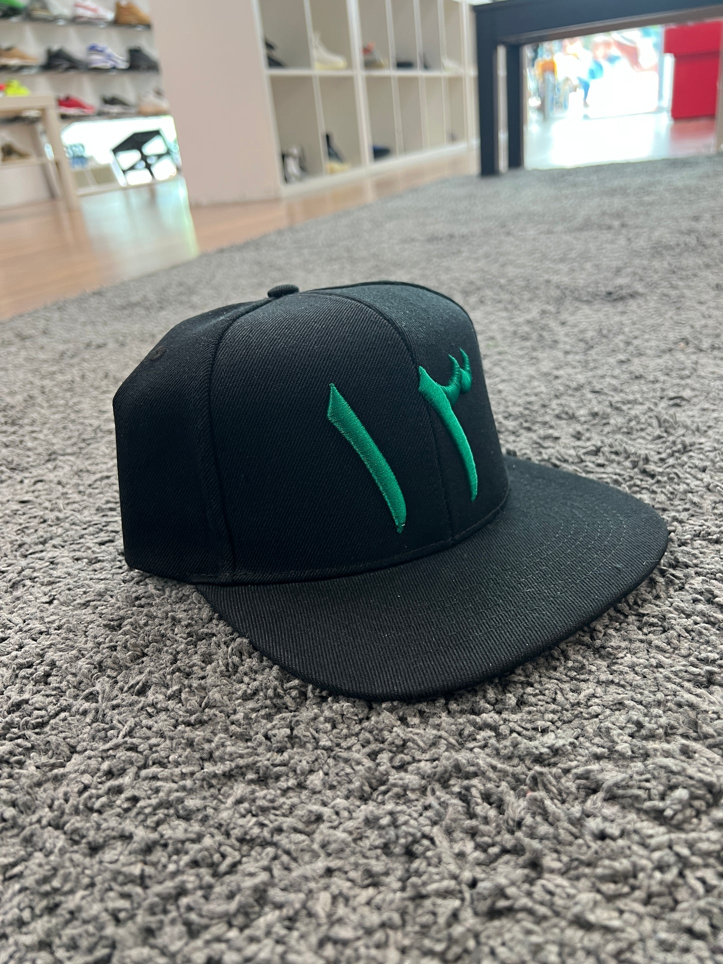 3RT1N Flat Cap Black Green Snapback