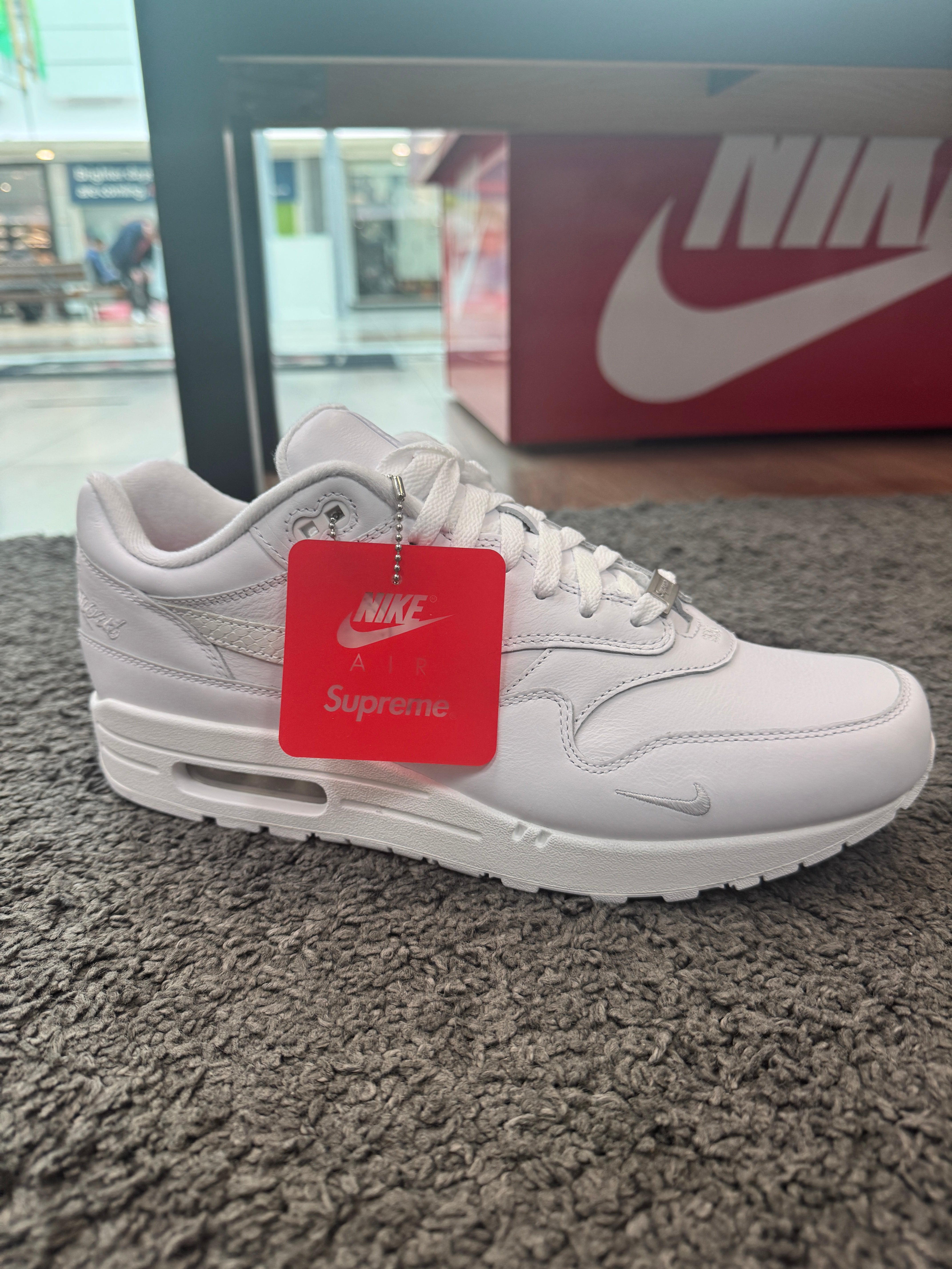 Supreme Nike Air Max 1 ホワイト/レッド nike-air-max-1-x-supreme-white