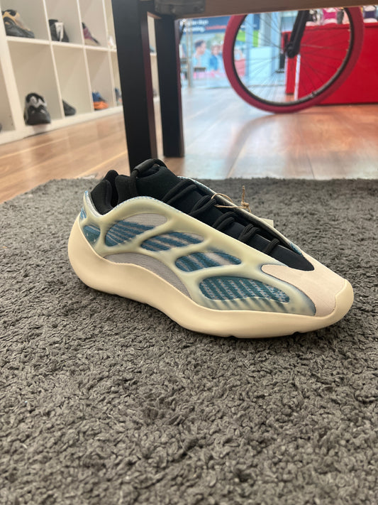 Yeezy 700 V3 kyanit